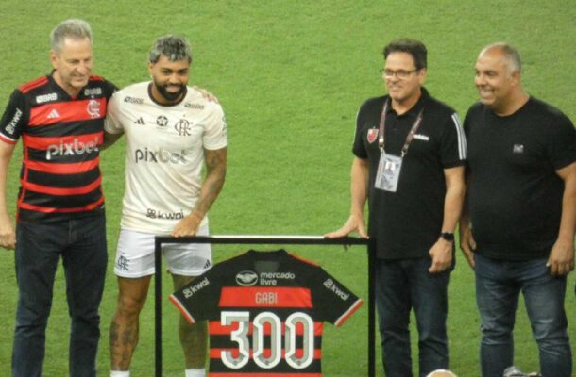 Gabigol ao lado de dirigentes do Flamengo -  (crédito: Foto: Lucas Bayer/Jogada10)