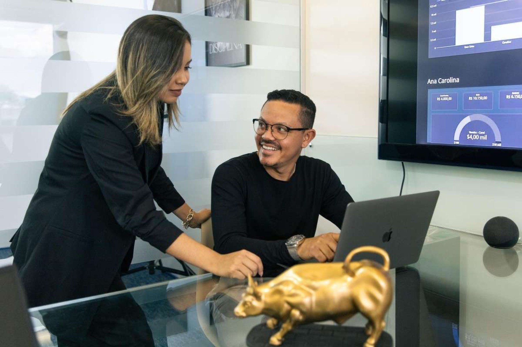 Felipe Cordeiro, especialista da Valor Med Assessoria para Cl&iacute;nicas e equipe