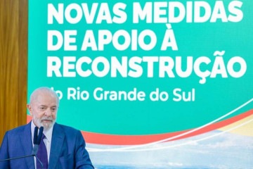 Petista também assinou decreto que autoriza o Incra a conceder créditos adicionais de instalação na modalidade 'fomento' para assentados afetados pelas chuvas -  (crédito: Ricardo Stuckert/PR)