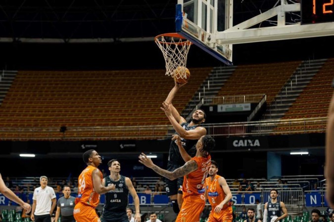 O Brasília Basquete voltou para o último quarto decidido a vencer a partida e superou a marcação do São José -  (crédito:  MATHEUS MARTINS MARANHAO)