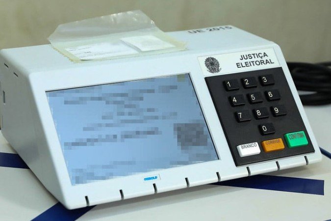 A urna eletrônica está em uso no Brasil desde 1996. Os equipamentos são armazenadas pelos Tribunais Regionais Eleitorais (TREs) de cada uma das 27 unidades da federação - (crédito: TSE - Tribunal Superior Eleitoral - Flickr) A urna eletrônica está em uso no Brasil desde 1996. Os equipamentos são armazenadas pelos Tribunais Regionais Eleitorais (TREs) de cada uma das 27 unidades da federação - (crédito: TSE - Tribunal Superior Eleitoral - Flickr)