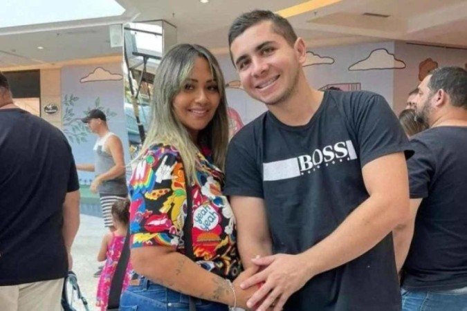 Casal tentou fugir das chamas, com o filho, ficando junto a janela