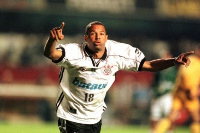 Atacante Dinei, em seu período como jogador do Corinthians - (crédito: Foto: Arquivo / Corinthians) Atacante Dinei, em seu período como jogador do Corinthians - (crédito: Foto: Arquivo / Corinthians)