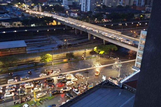 O Corpo de Bombeiros de São Paulo registrou 51 quedas de árvores e 13 ocorrências de alagamentos no estado -  (crédito: X/Reprodução (@@BannisTV))