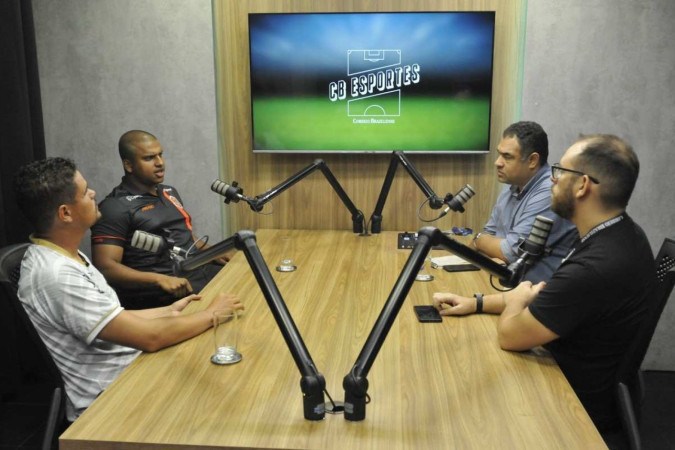 Os técnicos Leonardo Roquete (E) do Sobradinho e Jonathan Gabriel (Legião) foram os convidados de Danilo Queiroz e Marcos Paulo Lima no podcast sobre a final da Série B do Candangão -  (crédito: Minervino Júnior/CB/D.A.Press)