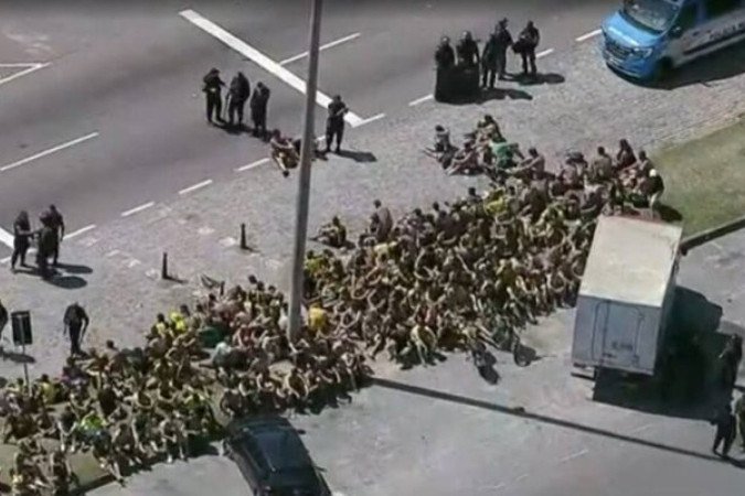 Torcedores do Peñarol são detidos no Rio de Janeiro - (crédito: Reprodução de TV) Torcedores do Peñarol são detidos no Rio de Janeiro - (crédito: Reprodução de TV)