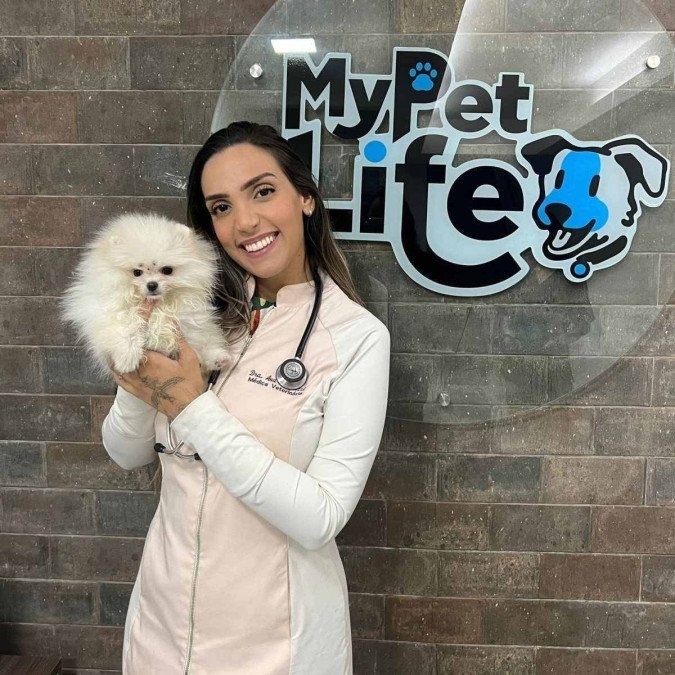 A médica veterinária Ana Carolina e um paciente idoso - (crédito: Arquivo pessoal ) A médica veterinária Ana Carolina e um paciente idoso - (crédito: Arquivo pessoal )