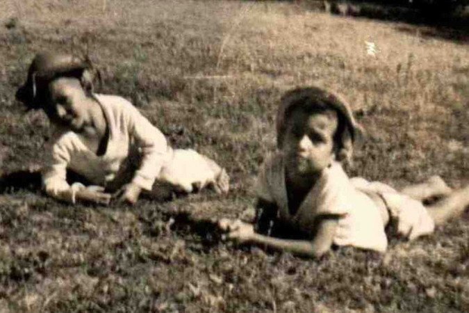 Professor Antônio (à direita) aos sete anos com o irmão, David. 