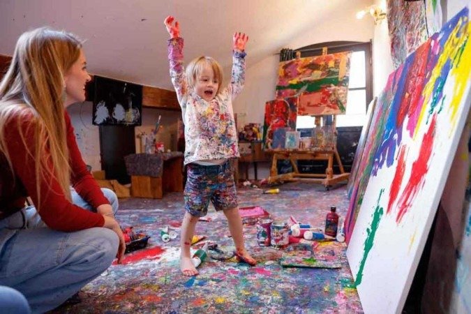 Laurent Schwarz com a mãe, Lisa, no ateliê montado em sua casa, na cidade de Neubeuern -  (crédito: Michaela Stache/AFP)