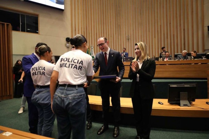 Ministro Cristiano Zanin, do STF, recebe homenagem de policiais militares no plenário da Câmara Legislativa, ao receber o título de cidadão honorário de Brasília