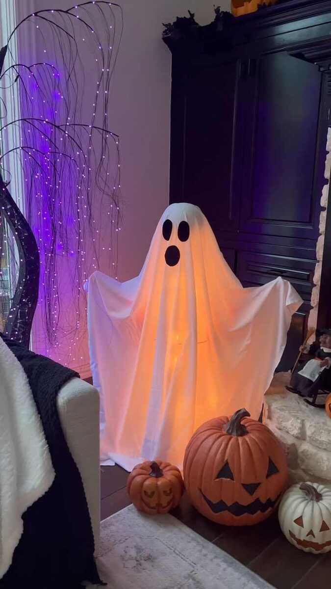 O fantasma feito com lençol branco é uma decoração fácil e chamativa. 