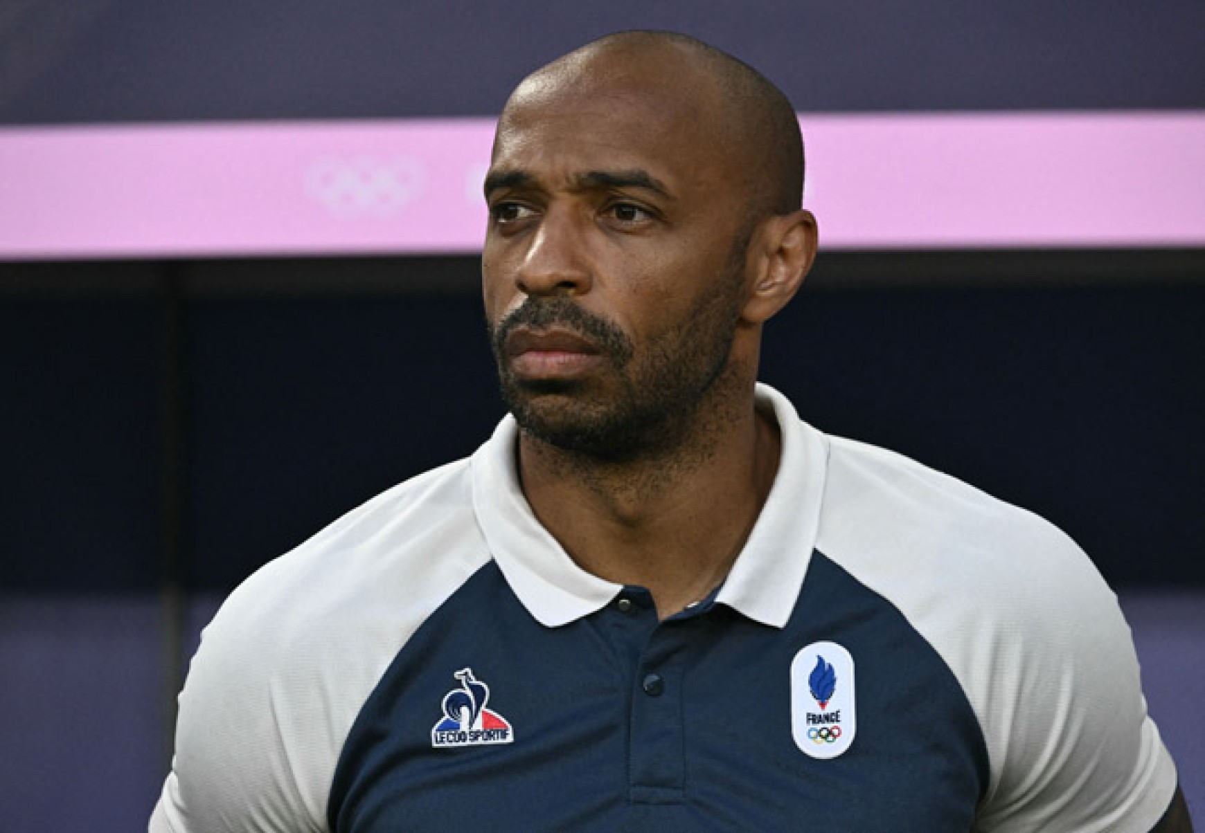  (FILES) France's coach Thierry Henry is seen before the men's quarter-final football match between France and Argentina during the Paris 2024 Olympic Games at the Bordeaux Stadium in Bordeaux on August 2, 2024. Thierry Henry has decided to step down as coach of the French U-21 team after reaching the final of the Paris-2024 Olympic Games, the French Football Federation announced on August 19, 2024. (Photo by Philippe LOPEZ / AFP)
     -  (crédito:  AFP)