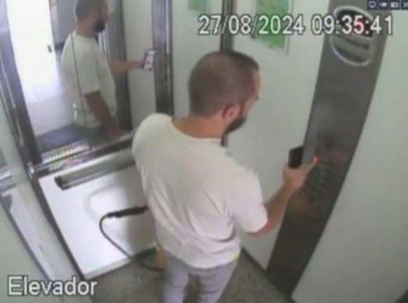 Renan sobe ao elevador