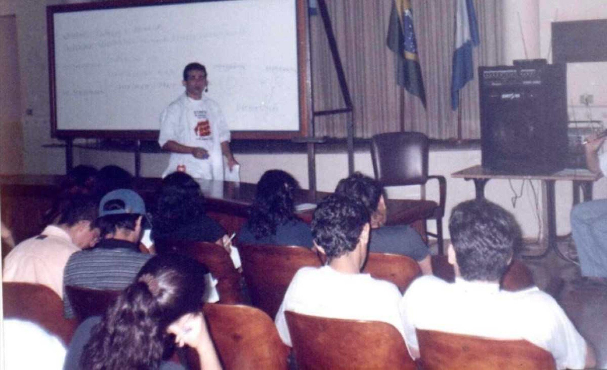 Artigo: Como a alta dos juros impacta o acesso à educação?