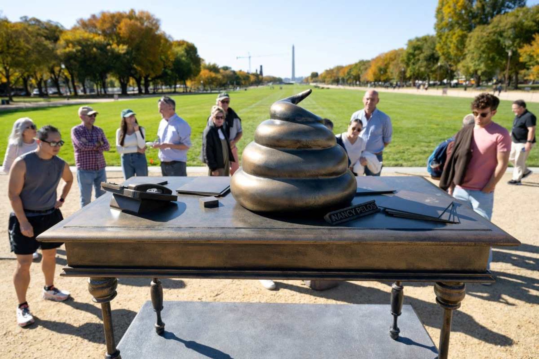 Instalação de arte em bronze instalada em frente ao Capitólio em Washington DC 