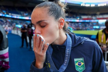 O beijo da brasiliense Gabi Portilho na medalha de prata obtida após a final contra os Estados Unidos, no Parque dos Príncipes, em Paris -  (crédito: Abelardo Mendes Jr./CB/.D.A Press)