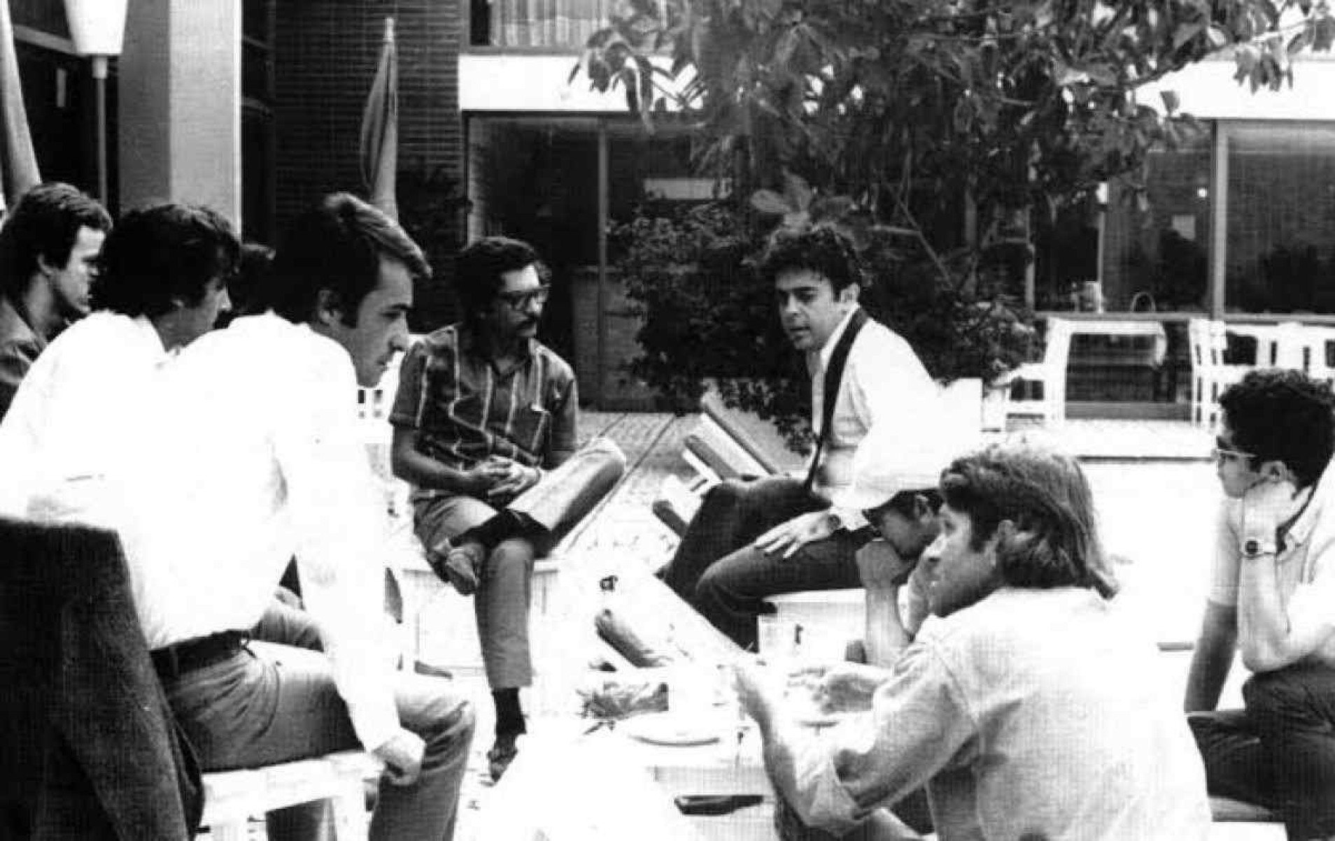 Vladimir com Glauber Rocha e alunos do curso de cinema da UnB na piscina do Hotel Nacional 