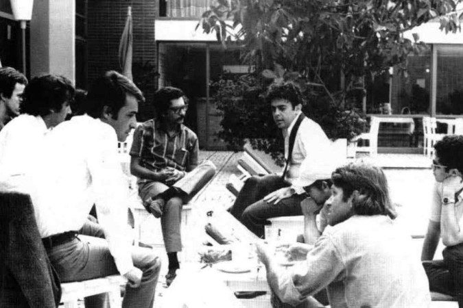 Vladimir com Glauber Rocha e alunos do curso de cinema da UnB na piscina do Hotel Nacional  -  (crédito:  Divulgação)