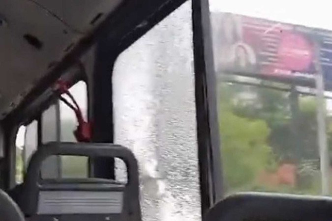 Um homem foi baleado na cebaça dentro de um ônibus na Avenida Brasil, no Rio de Janeiro -  (crédito: Reprodução/Twitter/@plantaobaixadaa)