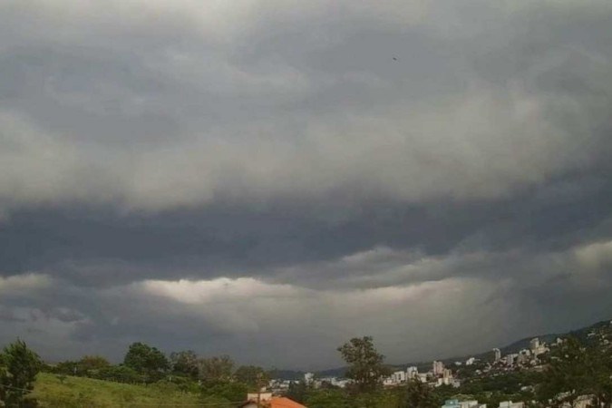 O INMET emitiu um alerta de Grande Perigo para a região, e a Universidade Federal do Rio Grande do Sul (UFRGS) suspendeu as atividades como medida de precaução.  -  (crédito: Observatório Heller & Jung / Reprodução)