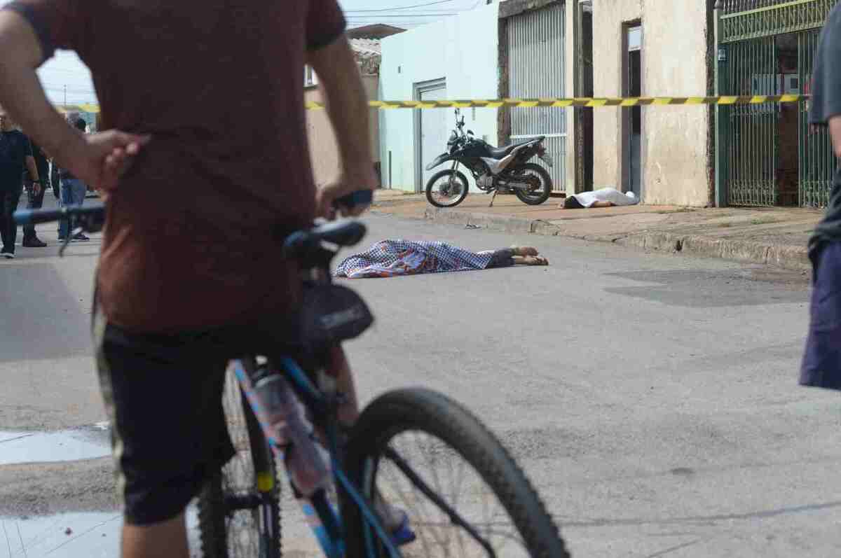 Um homem de 51 anos e a filha dele, de 32 anos, foram assassinados a tiros em frente de casa, na QNM 06, conjunto N, em Ceilândia, na manhã desta quinta-feira (24/10)