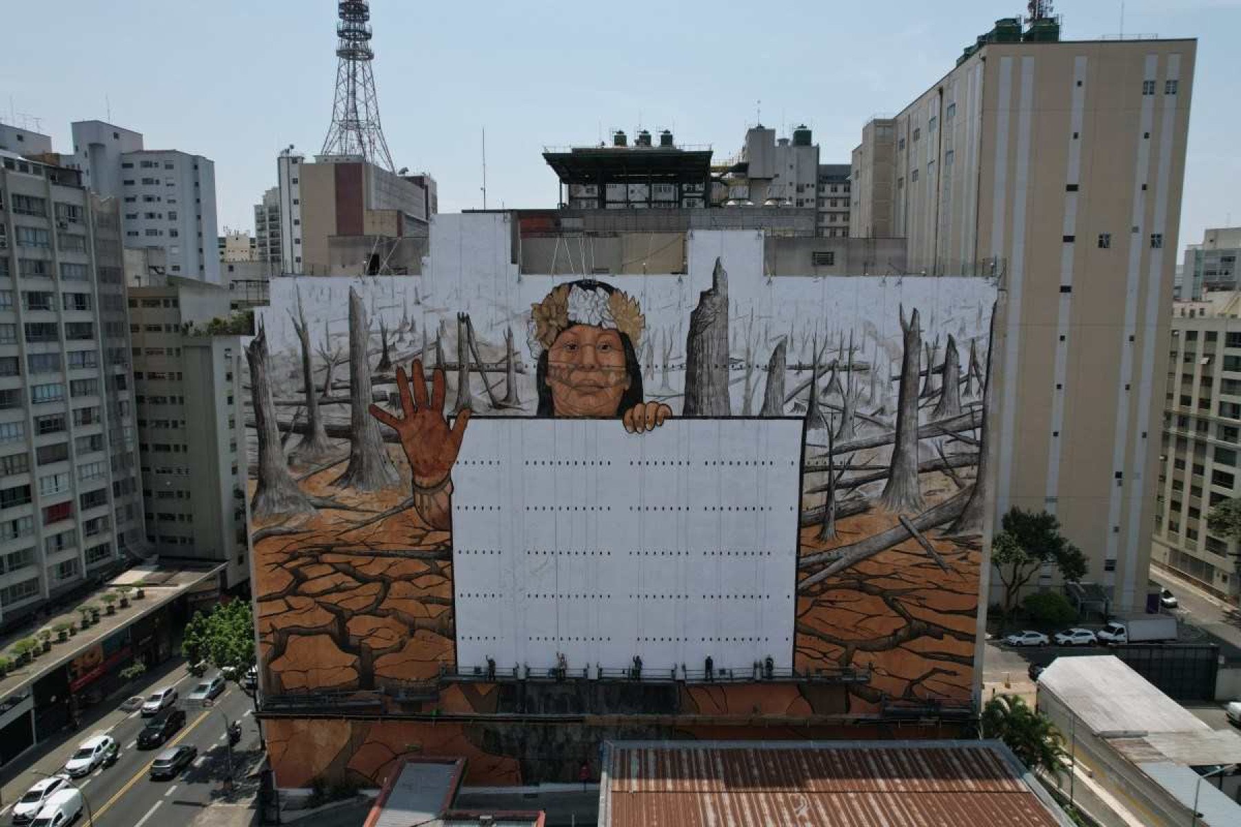 O mural feito com 100kg de pigmentos naturais