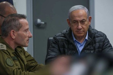 Imagem de vídeo mostra Netanyahu no mesmo local, monitorando os bombardeios  -  (crédito: Governo de Israel/AFP)