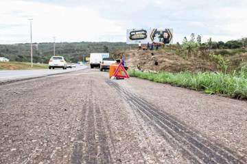 Testemunhas disseram que o caminhão derrapou na pista, antes de atingir as vítimas. -  (crédito:  Kayo Magalhães/CB/D.A Press)