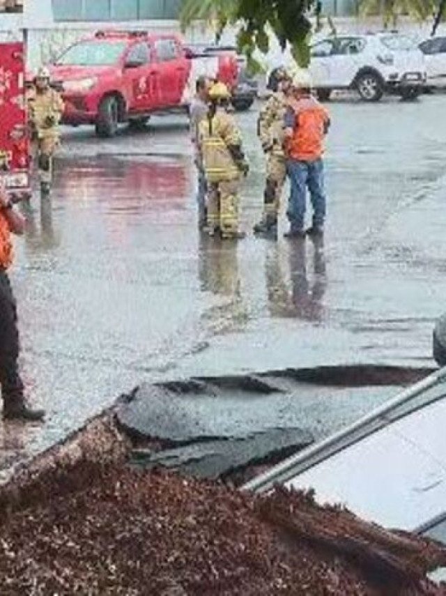 Asfalto cede e cratera 'engole' carro durante chuva forte em Brasília (DF)