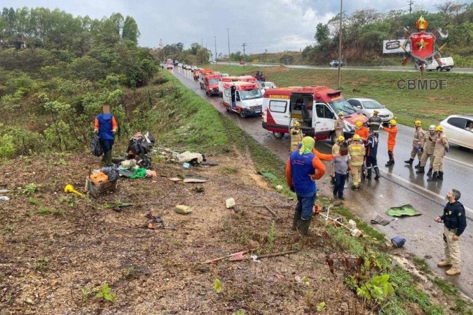 Os trabalhadores atropelados são de uma empresa terceirizada, que presta serviços para a Novacap -  (crédito: Divulgação/CBMDF)