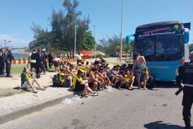 Torcedores do Peñarol relatam descaso da Polícia em retorno ao Uruguai - (crédito: Foto: Reprodução) Torcedores do Peñarol relatam descaso da Polícia em retorno ao Uruguai - (crédito: Foto: Reprodução)