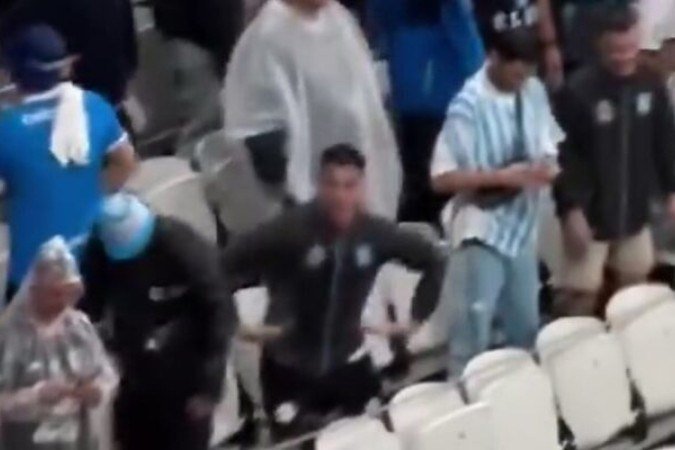 Torcedor do Racing é flagrado fazendo gestas racistas à torcida do Corinthians - (crédito: Foto: Reprodução) Torcedor do Racing é flagrado fazendo gestas racistas à torcida do Corinthians - (crédito: Foto: Reprodução)
