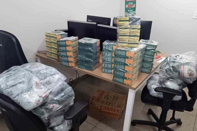 Polícia prende três suspeitos de furto de carga e receptação de mercadorias furtadas
- (crédito: PCDF) Polícia prende três suspeitos de furto de carga e receptação de mercadorias furtadas
- (crédito: PCDF)