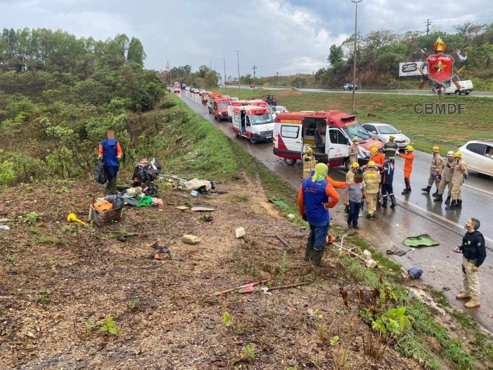 Caminhão atropela sete pessoas que trabalhavam às margens da BR-070