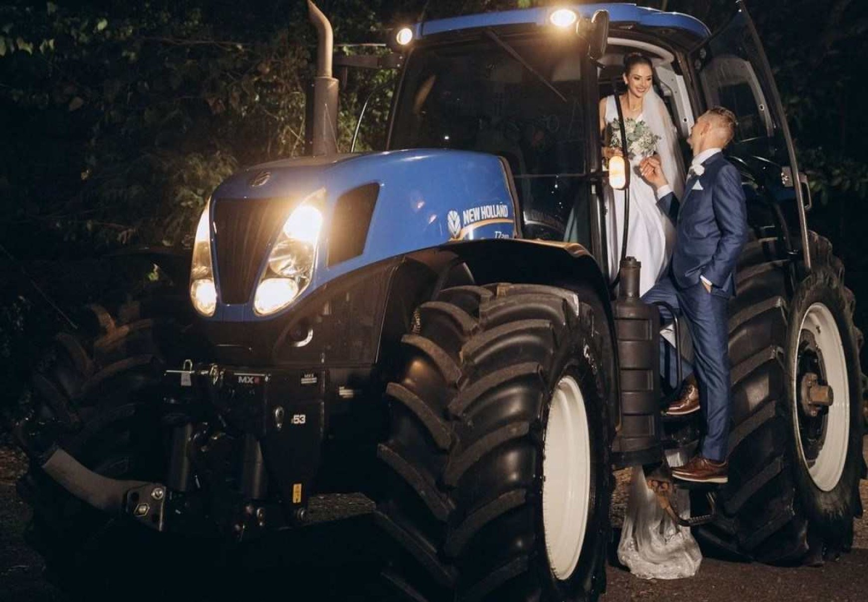 Vídeo: Noiva chega de trator no próprio casamento em Santa Catarina