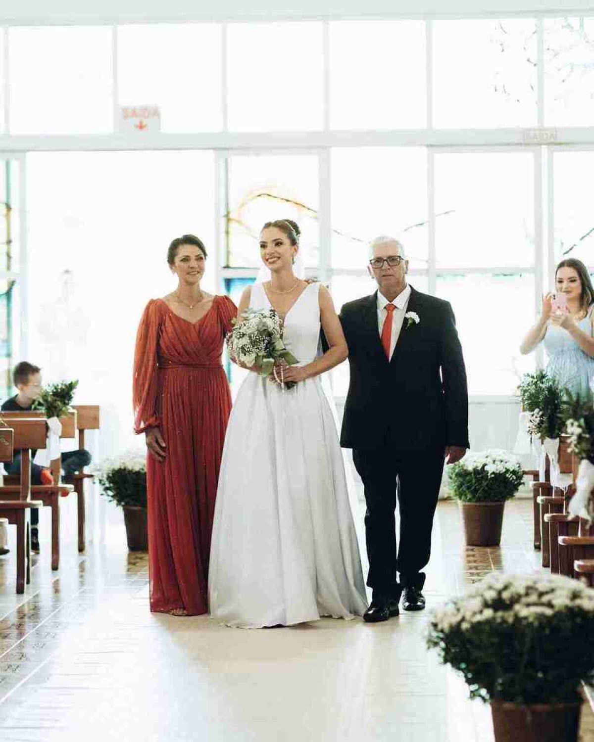 Noiva chega de trator no próprio casamento em Santa Catarina