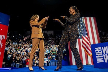 Kamala Harris (E) e Michelle Obama (D) chegam ao comício em Kalamazoo, Michigan -  (crédito: Brandon Bell/Getty Images/AFP)