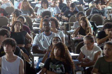 Alunos atentos ao aulão gratuito realizado em escola no Gama para fazer uma revisão das matérias no fim de semana -  (crédito:  Fotos: Ed Alves/CB/DA.Press)