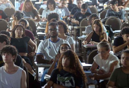 Alunos atentos ao aulão gratuito realizado em escola no Gama para fazer uma revisão das matérias no fim de semana -  (crédito:  Ed Alves/CB/DA.Press)