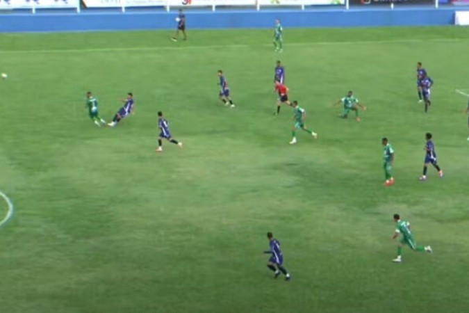 Jogador do Iraty chuta antes do meio-campo e marca golaço -  (crédito: — Foto: Reprodução/TV FPF)