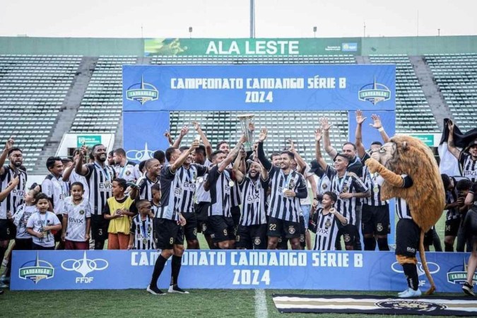 O Sobradinho recebe a taça de campeão da Série B do DF no gramado do Bezerrão: título invicto e vaga na elite em 2025 ao lado do vice, Legião -  (crédito: Júlio César/Sobradinho EC)