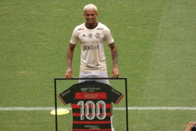 Flamengo homenageia Wesley: completou 100 jogos pelo clube -  (crédito: Foto: Lucas bayer/Jogada10)