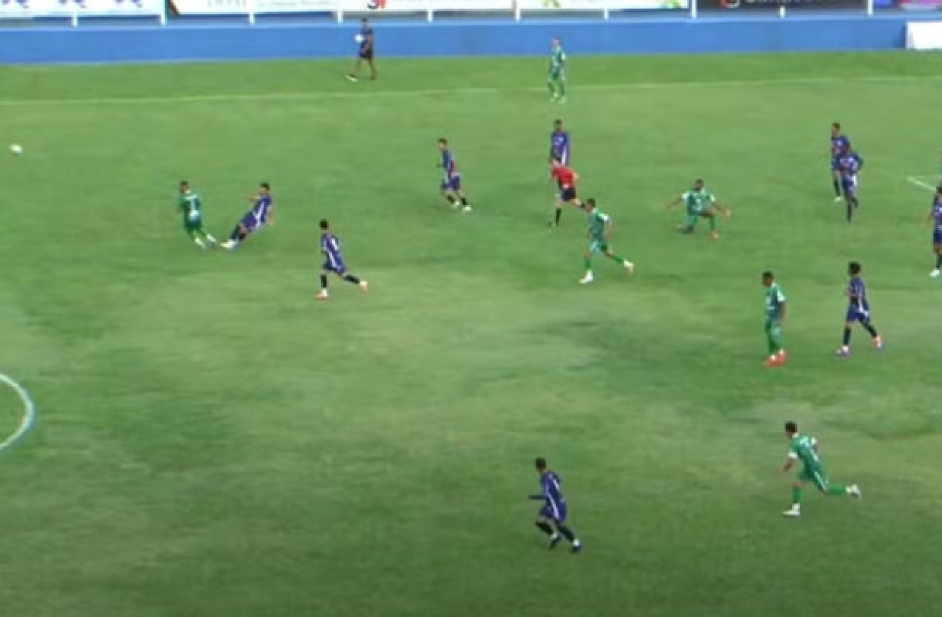 Jogador do Iraty chuta antes do meio-campo e marca golaço