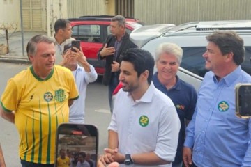 Fred Rodrigues (centro) é o candidato de Jair Bolsonaro (esquerda) na capital de Goiás -  (crédito:  Iracema Rabelo/X/Reprodução)