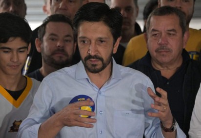  Sao Paulo city mayor and candidate for re-election Ricardo Nunes (L), of the Movimento Democratico Brasileiro (MDB), gives a press conference after voting during the municipal elections runoff in Sao Paulo, Brazil, on October 27, 2024. Brazilians vote this Sunday in the second round of municipal elections, a test for the forces led by the leftist Lula and the far-right Jair Bolsonaro in the run-up to the 2026 presidential elections. (Photo by Nelson ALMEIDA / AFP)
      Caption  -  (crédito:  AFP)