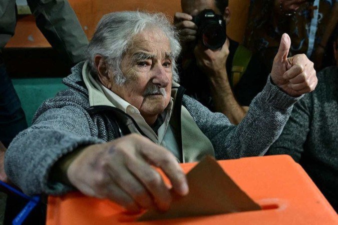  Uruguayan former President (2010-2015) Jose Mujica gives his thumb up as he casts his vote at a polling station in Montevideo on October 27, 2024, during the presidential and legislative election. Uruguayans vote Sunday in presidential elections with a leftist favored to unseat the incumbent conservative, although a runoff looked likely. (Photo by Pablo PORCIUNCULA / AFP)
      