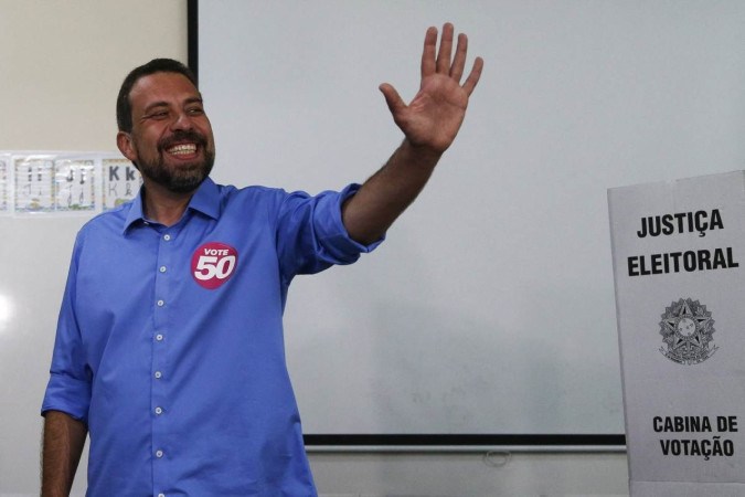  Sao Paulo city mayoral candidate Guilherme Boulos, for the Socialismo e Liberdade party (PSOL), waves while voting during the municipal elections runoff in Sao Paulo, Brazil, on October 27, 2024. Brazilians vote this Sunday in the second round of municipal elections, a test for the forces led by the leftist Lula and the far-right Jair Bolsonaro in the run-up to the 2026 presidential elections. (Photo by Miguel SCHINCARIOL / AFP)
      Caption  -  (crédito:  AFP)