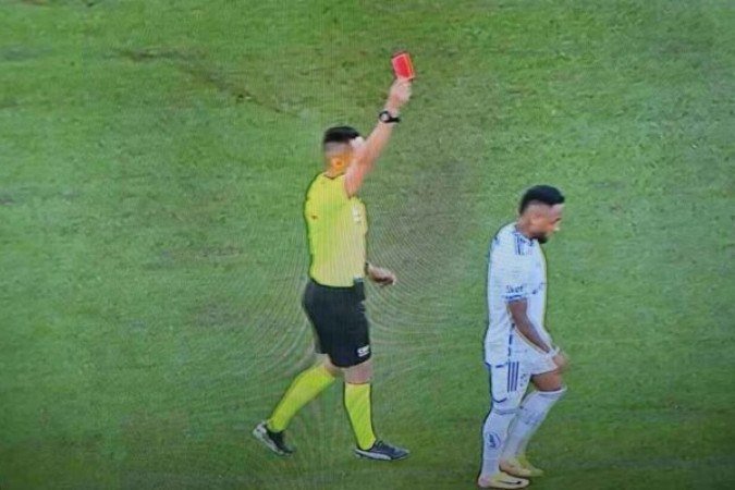 Rafa Silva se desculpa pela expulsão por falta aos 3s: ‘Me excedi’ -  (crédito: Foto: Reprodução / Premiere )