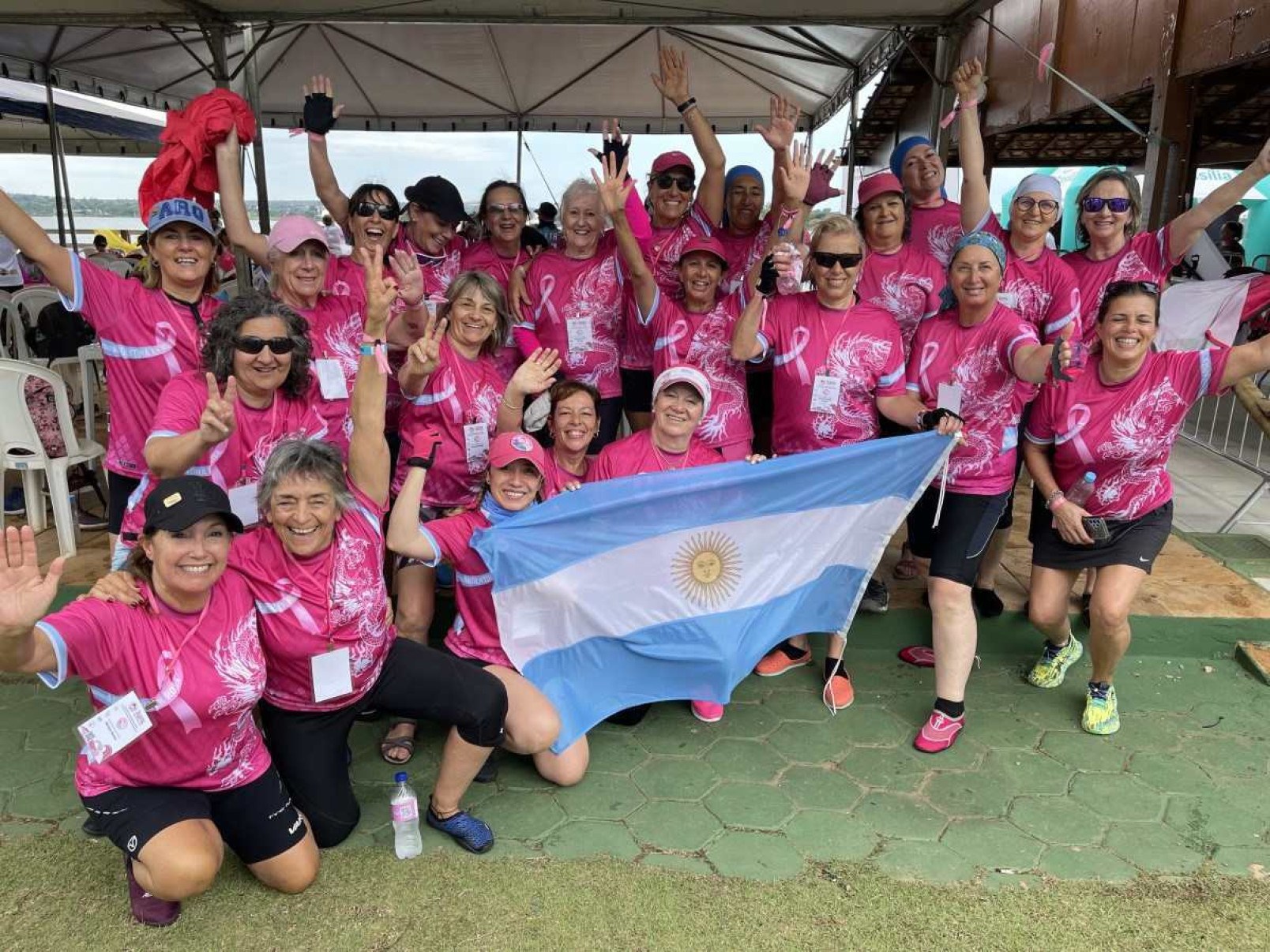 Delegação da Argentina celebrando por chegar em primeiro