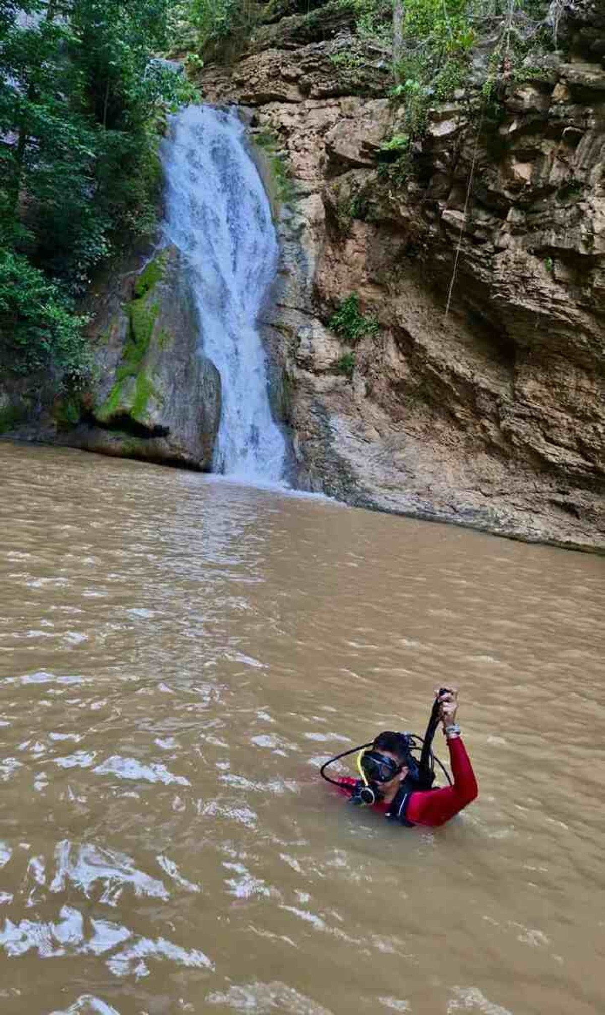 Menino de sete anos morre afogado em cachoeira 